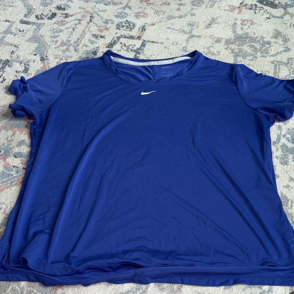 Nike dri-fit Women's Short Sleeve shirt. Great for working out size large.